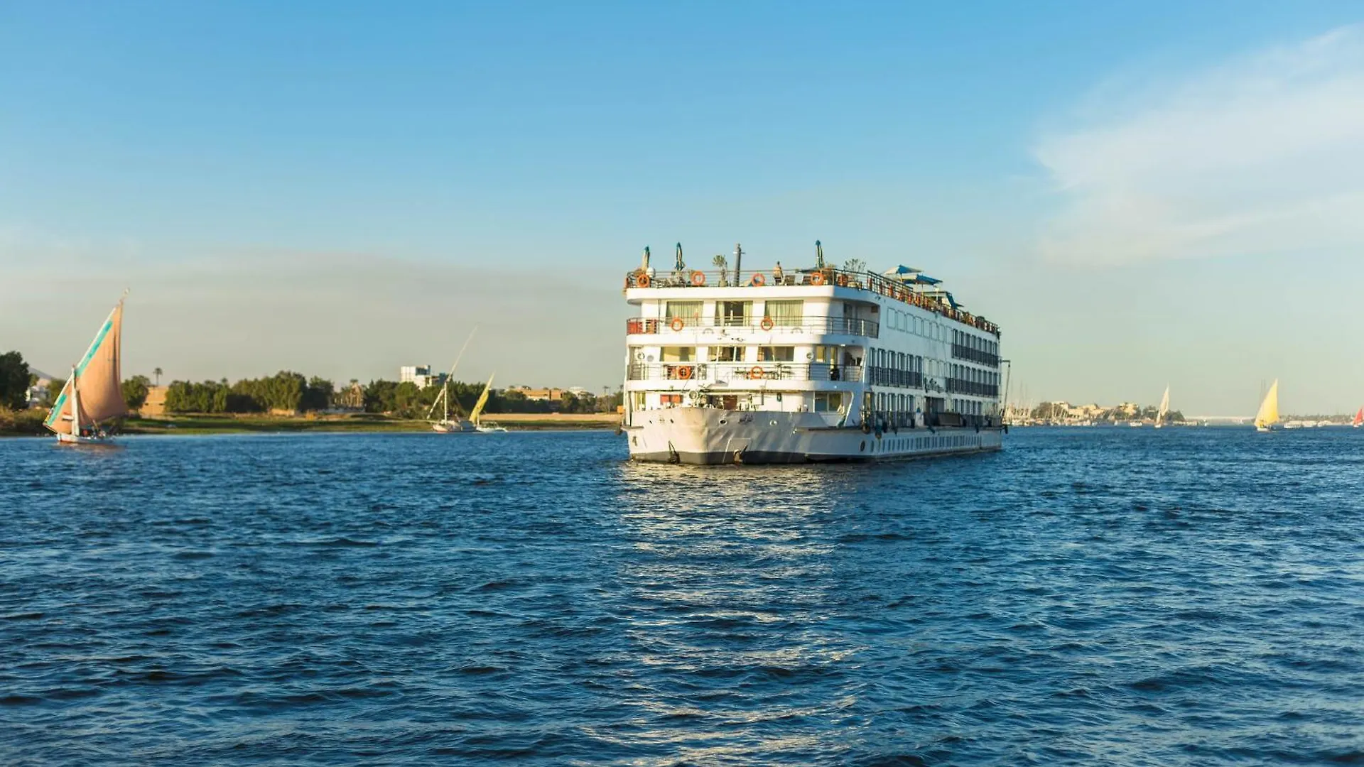 Luxor Cruising Nile River Experience 船上ホテル